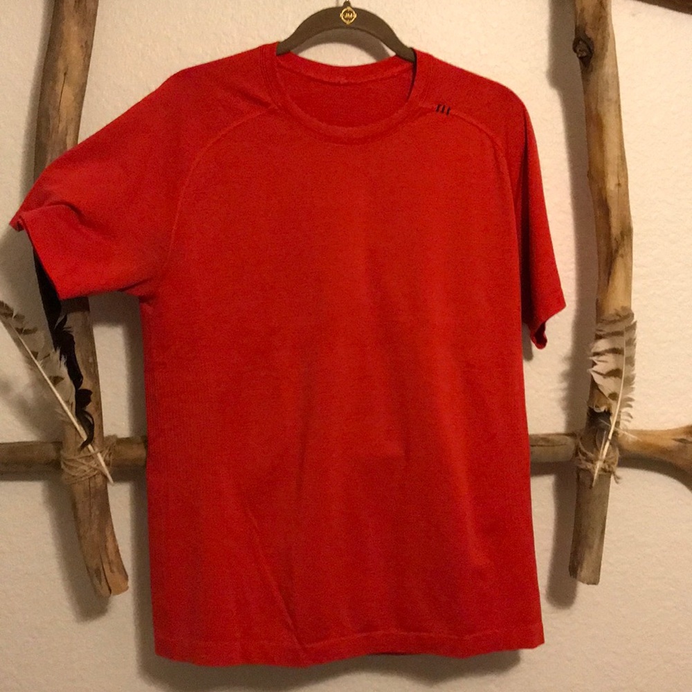 Lululemon workout T-shirt 9/10